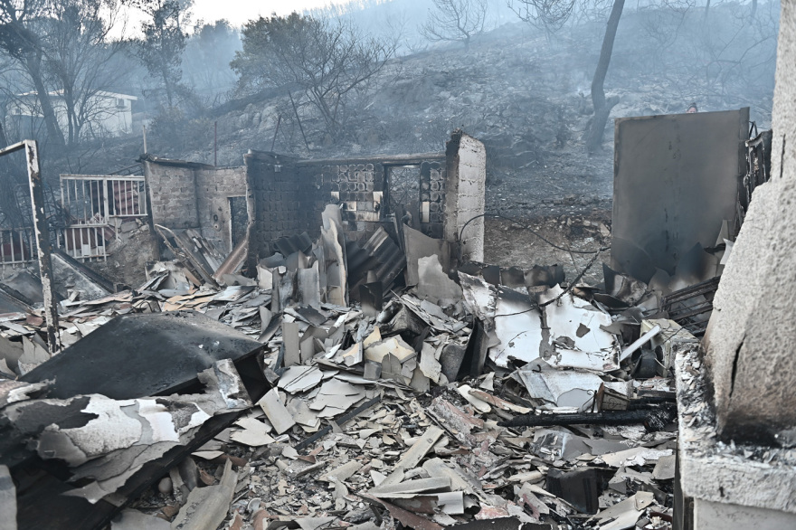 Σαλαμίνα: Στο μικροσκόπιο η καταγγελία για το ακαθάριστο οικόπεδο και το δεύτερο μέτωπο – Πώς ξεκίνησε η φωτιά με τους δύο νεκρούς