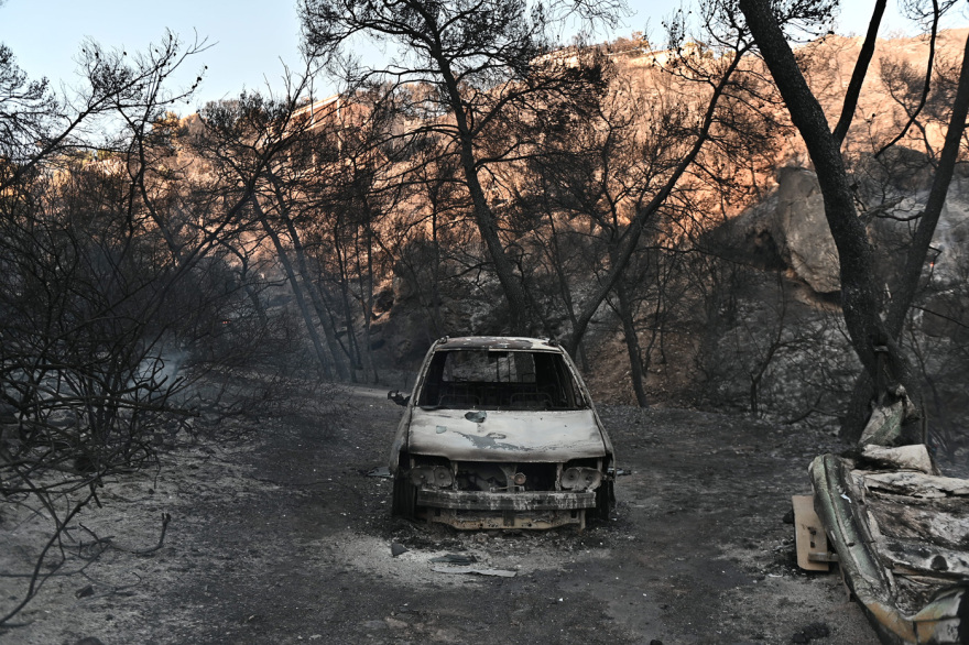 Σαλαμίνα: Στο μικροσκόπιο η καταγγελία για το ακαθάριστο οικόπεδο και το δεύτερο μέτωπο – Πώς ξεκίνησε η φωτιά με τους δύο νεκρούς