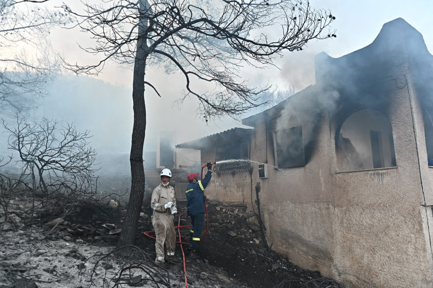 Σαλαμίνα: Στο μικροσκόπιο η καταγγελία για το ακαθάριστο οικόπεδο και το δεύτερο μέτωπο – Πώς ξεκίνησε η φωτιά με τους δύο νεκρούς