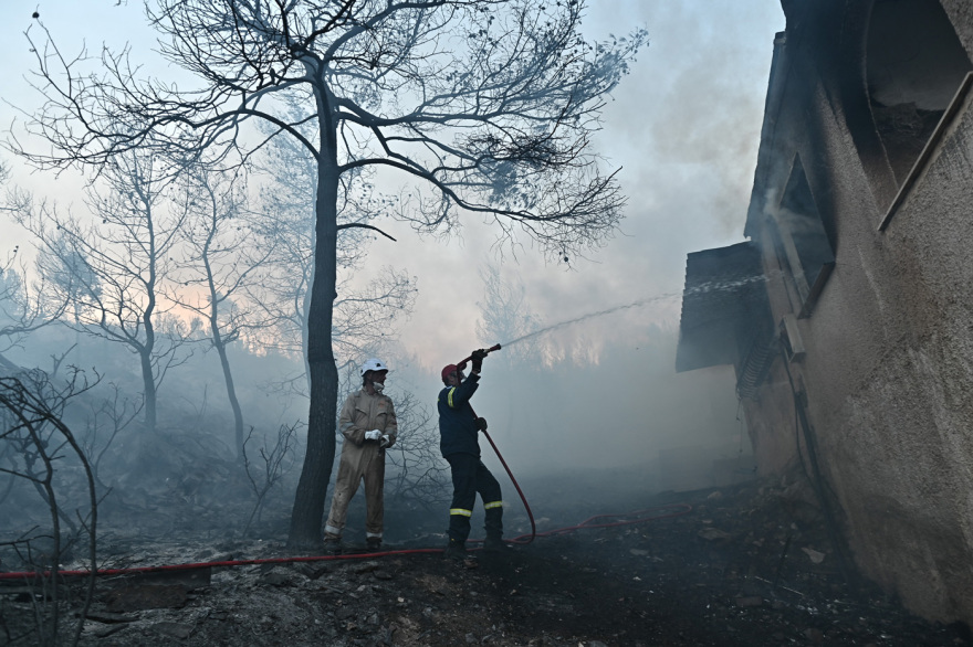Σαλαμίνα: Στο μικροσκόπιο η καταγγελία για το ακαθάριστο οικόπεδο και το δεύτερο μέτωπο – Πώς ξεκίνησε η φωτιά με τους δύο νεκρούς