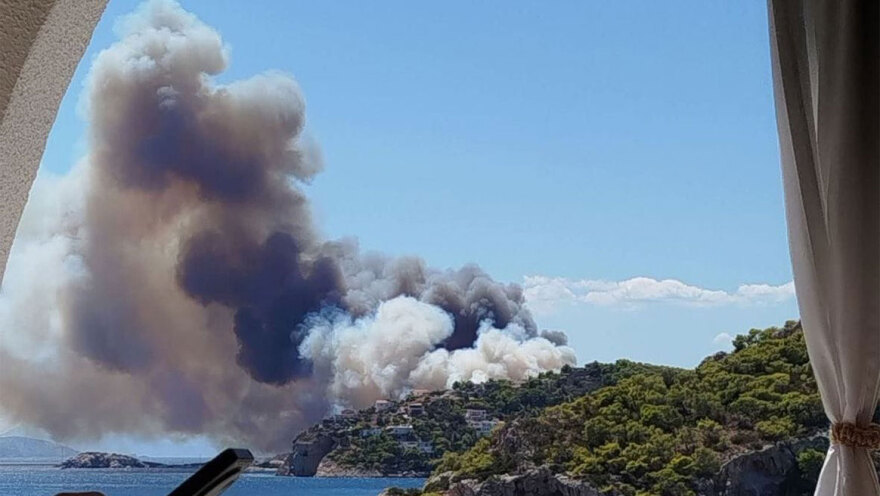 Φωτιά σε 2 μέτωπα στη Σαλαμίνα: Συμβάλλουν και 10 εναέρια μέσα- Μπαράζ 112 για εκκένωση 8 Φωτιά τώρα σε δασική έκταση στη Σαλαμίνα: Κινητοποιήθηκαν 92 πυροσβέστες και επτά εναέρια μέσα