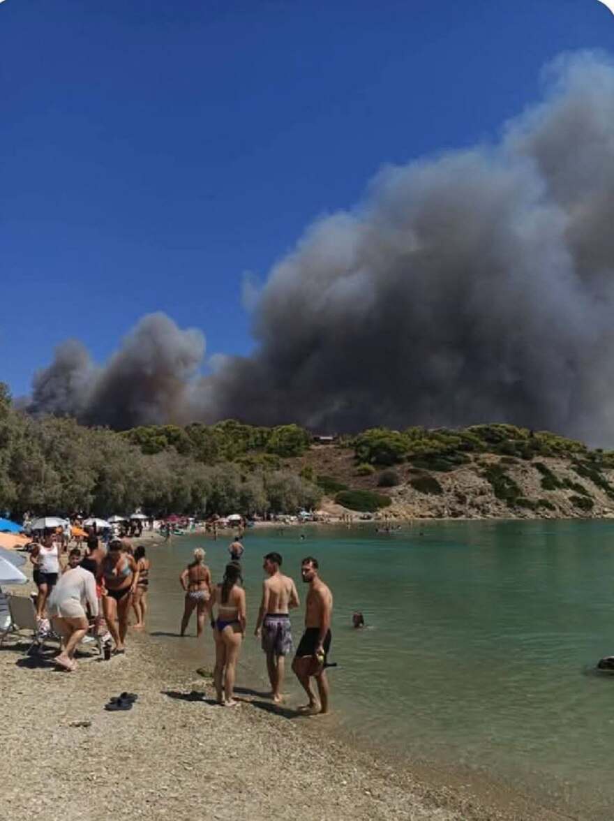 Φωτιά στα Περιστέρια Σαλαμίνας: Συμβάλλουν και επτά εναέρια μέσα-112 για ετοιμότητα 4 Φωτιά τώρα σε δασική έκταση στη Σαλαμίνα: Κινητοποιήθηκαν 92 πυροσβέστες και επτά εναέρια μέσα