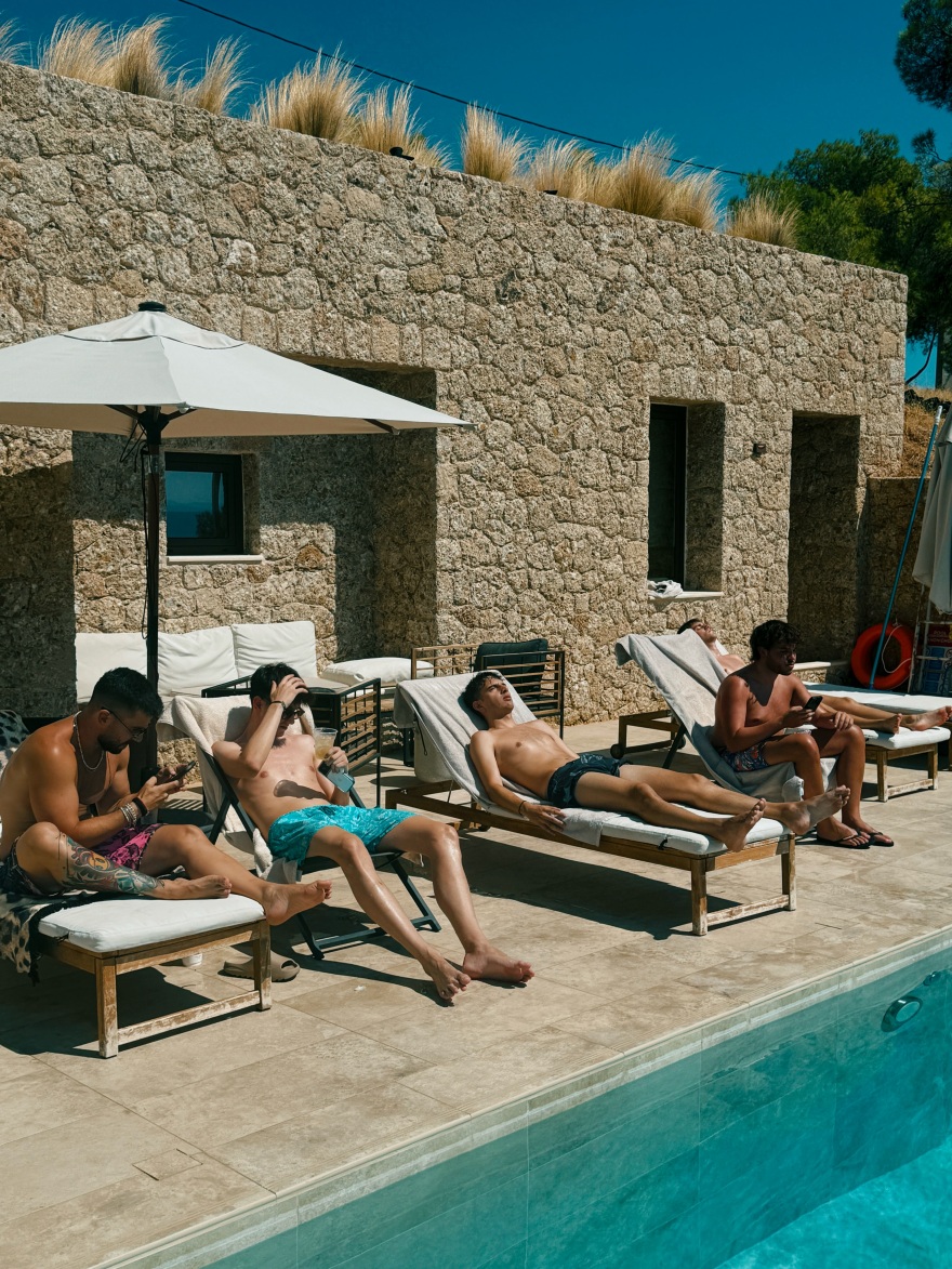 Η Ντορέττα Παπαδημητρίου κάνει διακοπές με τον Γιώργο Γεροντιδάκη και τους γιους της στο Πόρτο Χέλι: Δεύτερο συνεχόμενο καλοκαίρι  εδώ
