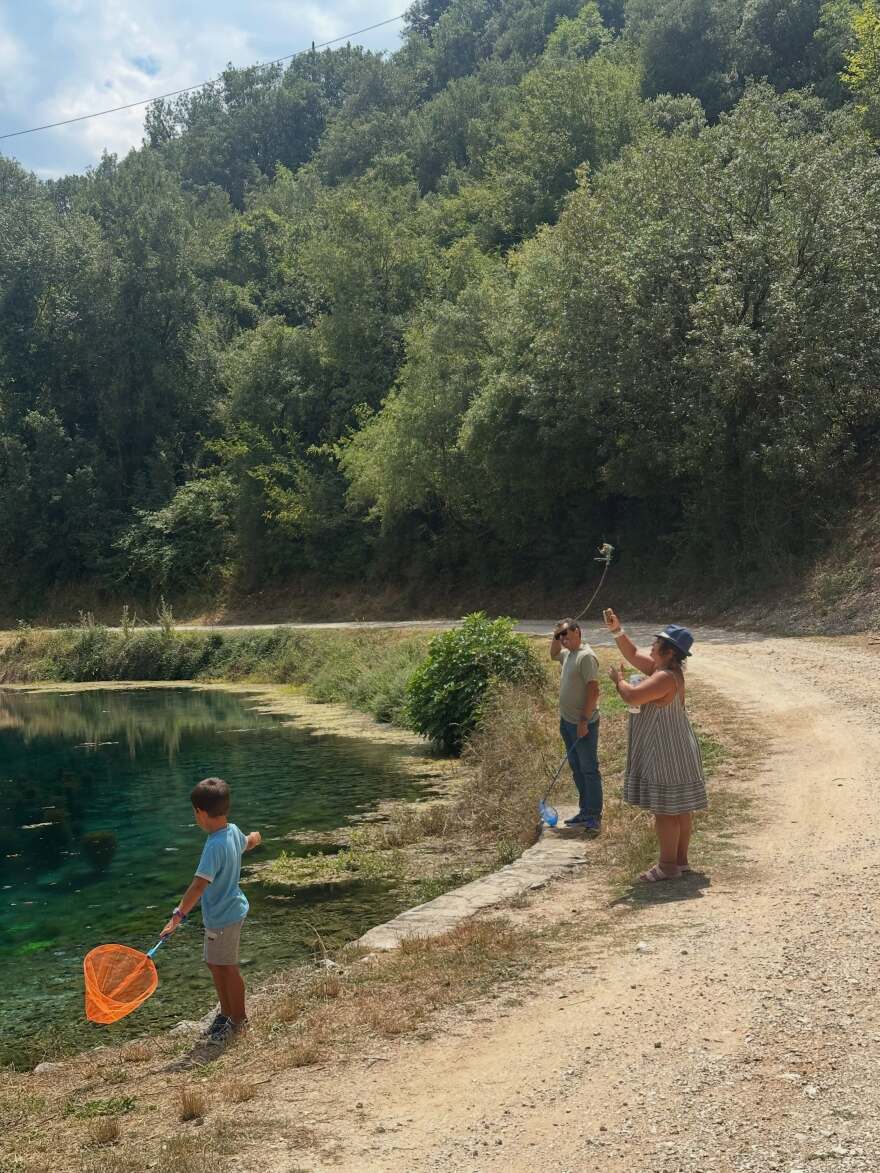Η Κλέλια Ανδριολάτου κολύμπησε στις πηγές Λούρου, δείτε βίντεο