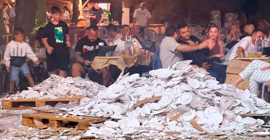 Έφεραν κλαρκ με παλέτες πιάτα σε πανηγύρι στη Ζάκυνθο και τα έσπασαν στην πίστα, δείτε εικόνες και βίντεο