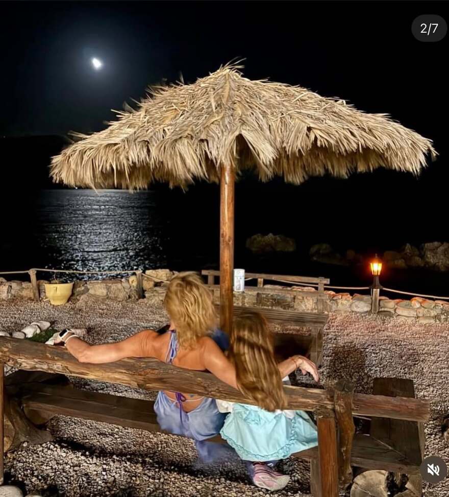 Η τρυφερή ανάρτηση της Ζέτας Δούκα και η «παράδοση» που έχει δημιουργήσει με την κόρη της: Μεγαλώνουμε παρέα