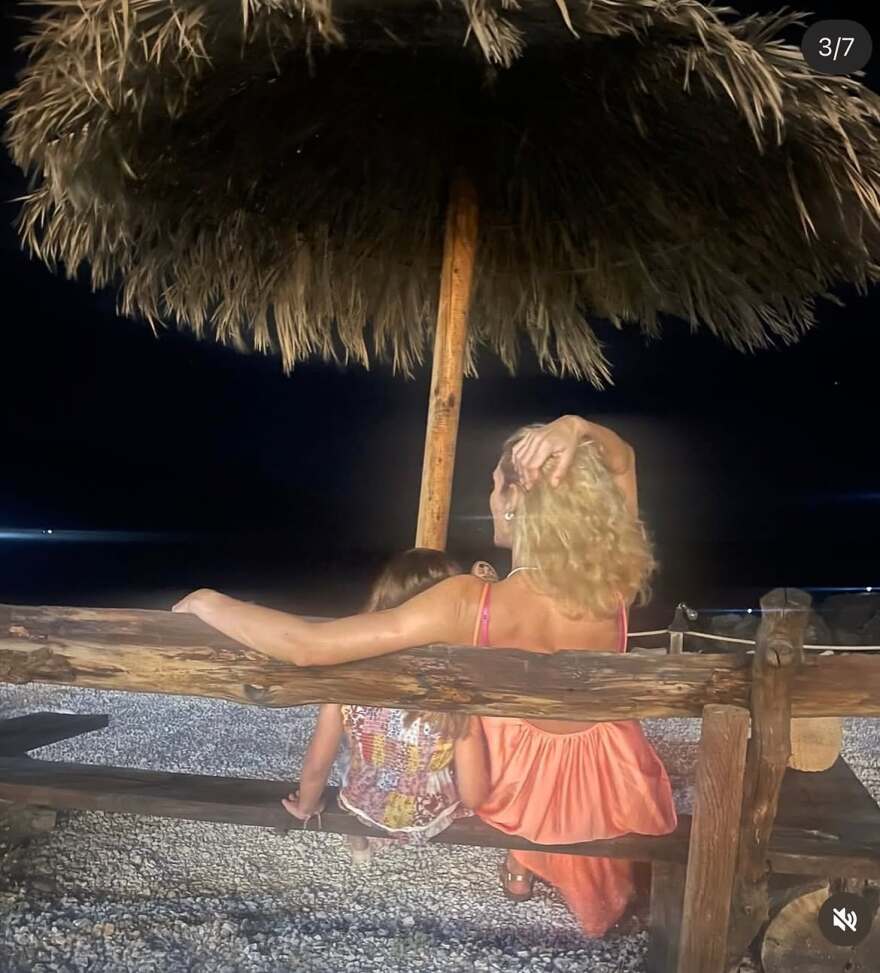 Η τρυφερή ανάρτηση της Ζέτας Δούκα και η «παράδοση» που έχει δημιουργήσει με την κόρη της: Μεγαλώνουμε παρέα