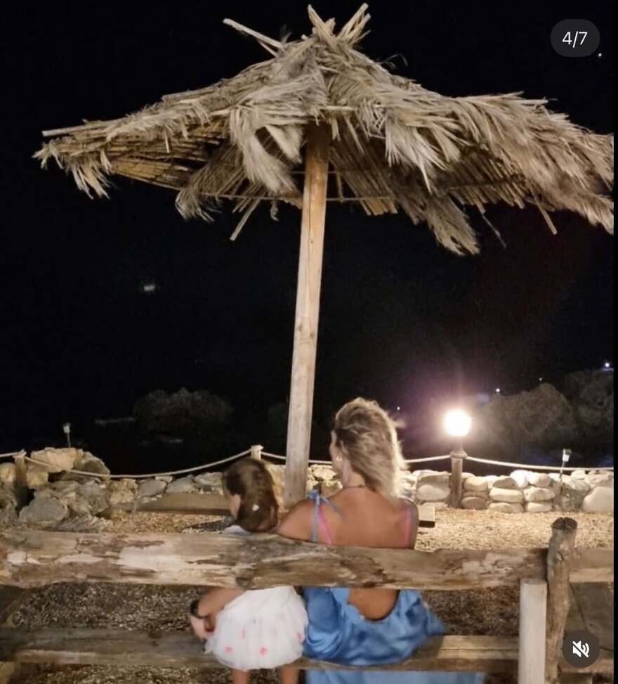 Η τρυφερή ανάρτηση της Ζέτας Δούκα και η «παράδοση» που έχει δημιουργήσει με την κόρη της: Μεγαλώνουμε παρέα