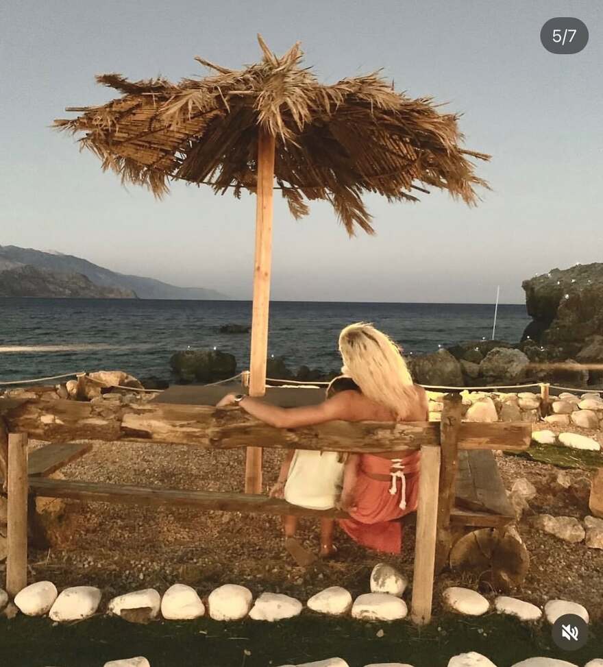 Η τρυφερή ανάρτηση της Ζέτας Δούκα και η «παράδοση» που έχει δημιουργήσει με την κόρη της: Μεγαλώνουμε παρέα