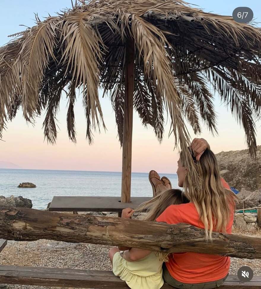 Η τρυφερή ανάρτηση της Ζέτας Δούκα και η «παράδοση» που έχει δημιουργήσει με την κόρη της: Μεγαλώνουμε παρέα