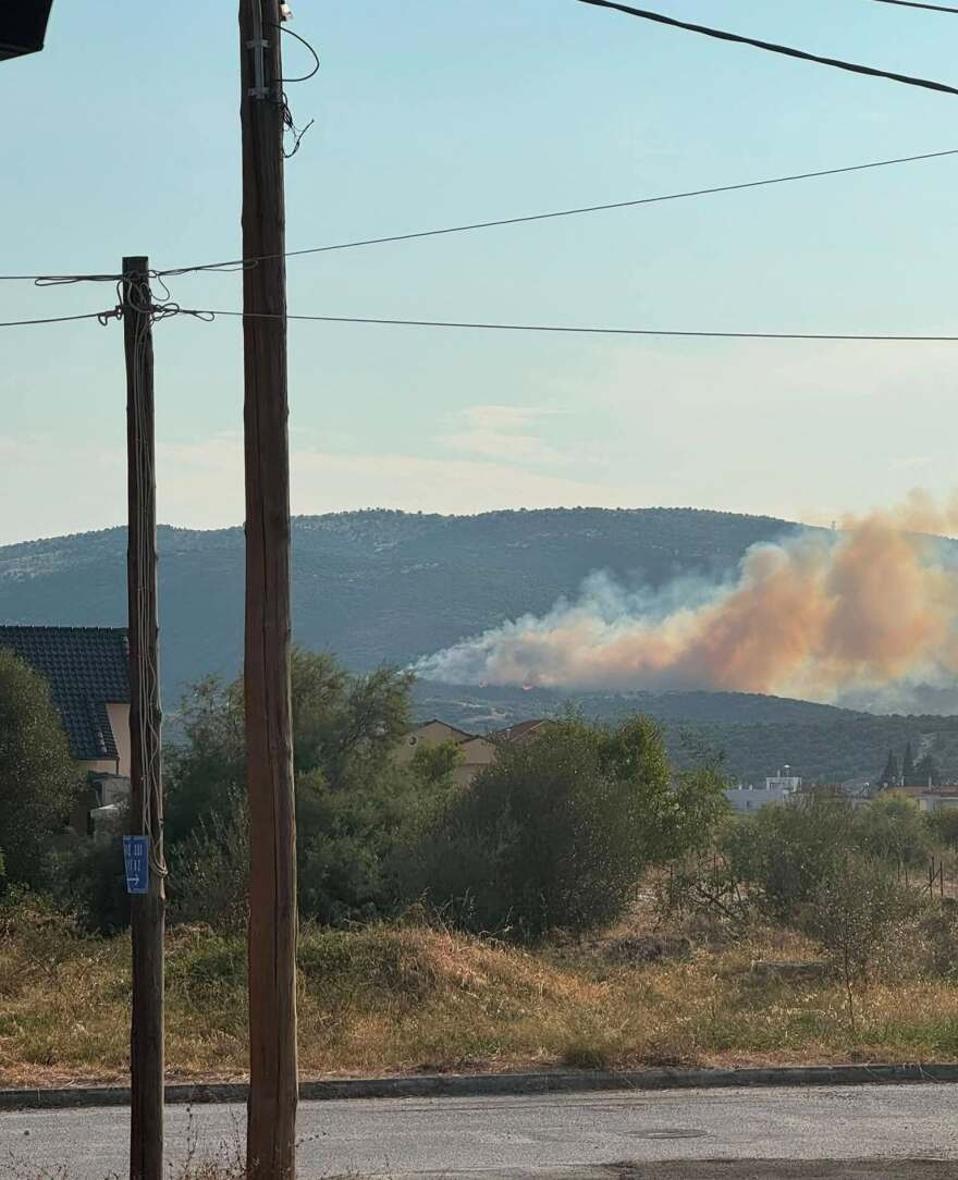 Φωτιά στα Αϊβαλιώτικα Βόλου: 112 για ετοιμότητα, σηκώθηκαν 2 ελικόπτερα