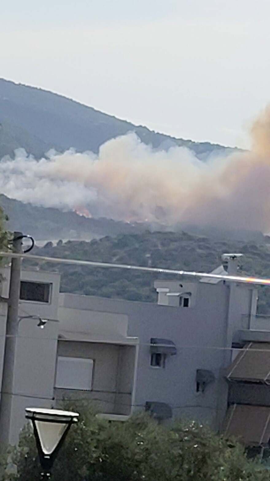Φωτιά στα Αϊβαλιώτικα Βόλου: 112 για ετοιμότητα, σηκώθηκαν 2 ελικόπτερα