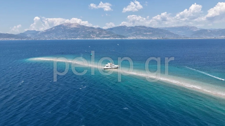 Κολλημένο στα αβαθή του Δρεπάνου παραμένει το πολυτελές γιοτ που προσάραξε στην περιοχή, δείτε εικόνες και βίντεο