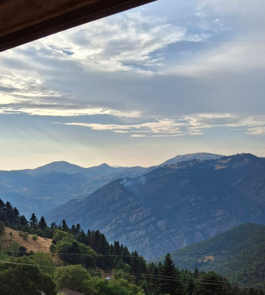 Φωτιά από κεραυνό στους Ρωγούς Καλαβρύτων, σηκώθηκε ένα ελικόπτερο