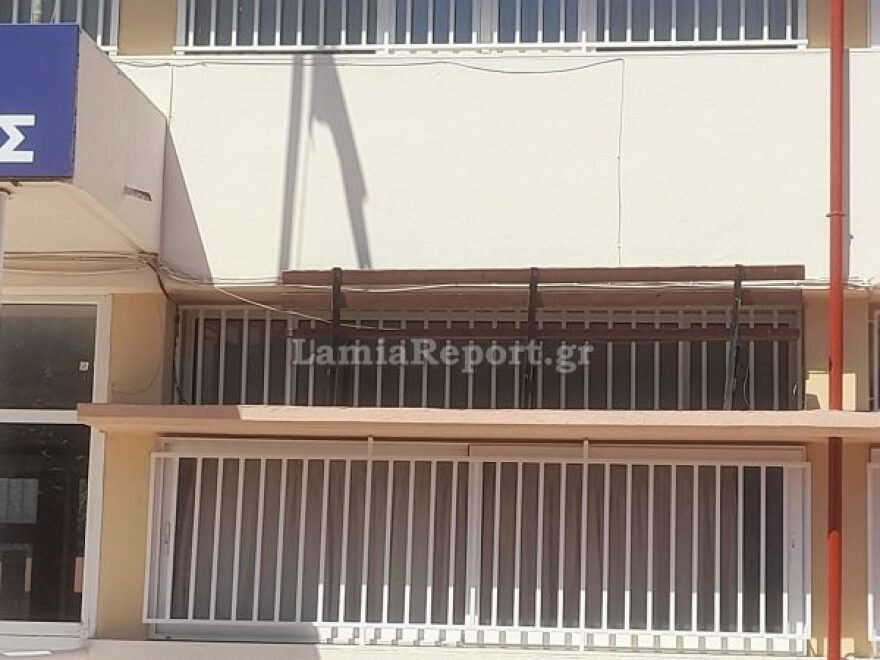 Διέρρηξαν και βανδάλισαν σχολείο στη Λαμία: Έχυσαν μπογιές, προκάλεσαν ζημιές και ανέβασαν παγκάκι σε περβάζι