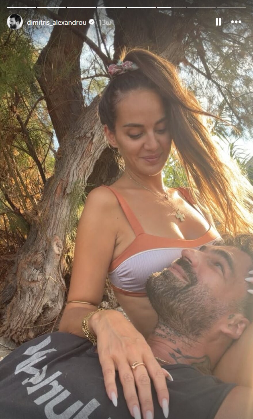 Ο Δημήτρης Αλεξάνδρου φωτογραφήθηκε στην αγκαλιά της Ρίας Ελληνίδου, η ανάρτηση από τις διακοπές τους στη Ναύπακτο