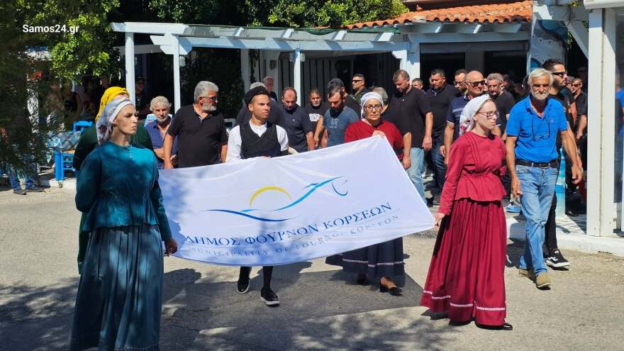 Με κόρνες πλοίων και καπνογόνα το τελευταίο «αντίο» στον δήμαρχο Φούρνων Κορσεών, δείτε βίντεο και φωτογραφίες