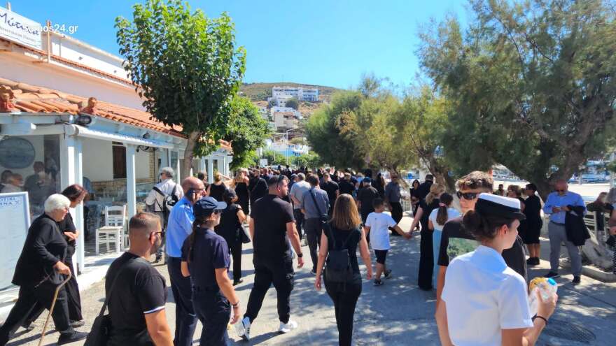 Με κόρνες πλοίων και καπνογόνα το τελευταίο «αντίο» στον δήμαρχο Φούρνων Κορσεών, δείτε βίντεο και φωτογραφίες