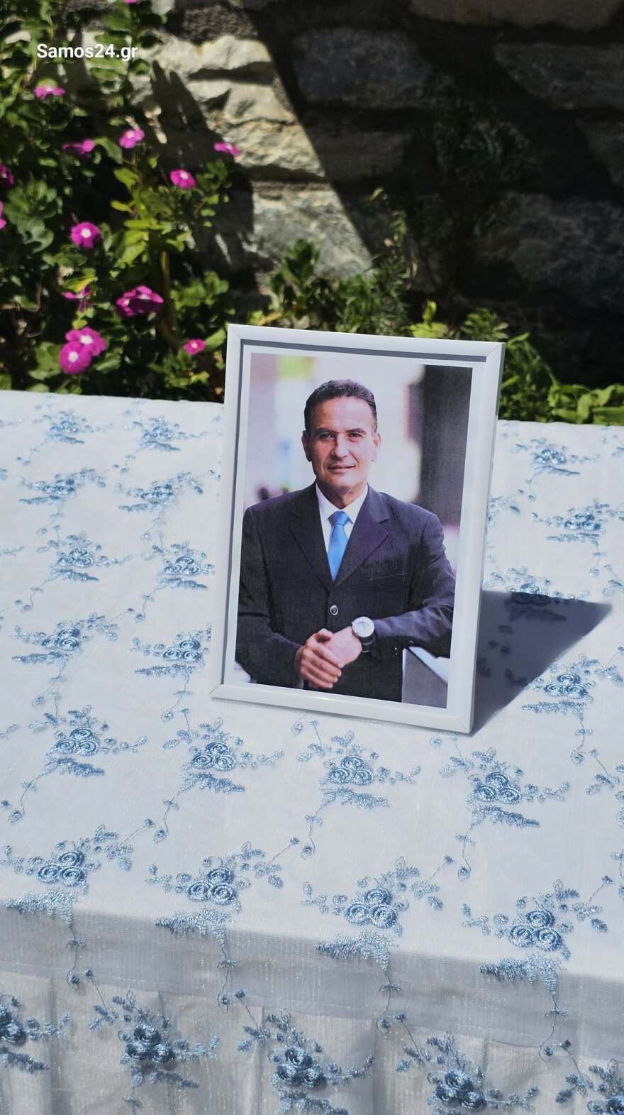 Με κόρνες πλοίων και καπνογόνα το τελευταίο «αντίο» στον δήμαρχο Φούρνων Κορσεών, δείτε βίντεο και φωτογραφίες