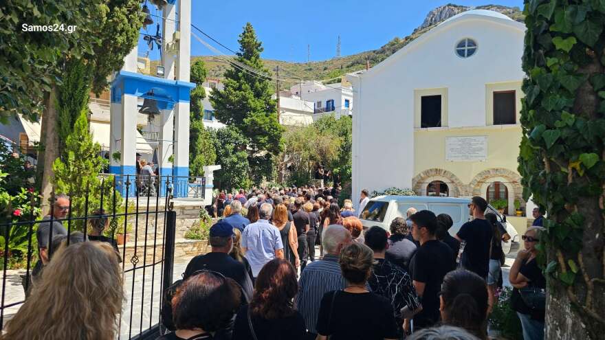 Με κόρνες πλοίων και καπνογόνα το τελευταίο «αντίο» στον δήμαρχο Φούρνων Κορσεών, δείτε βίντεο και φωτογραφίες