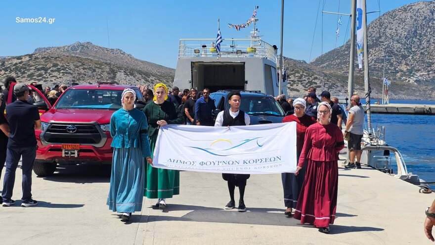 Με κόρνες πλοίων και καπνογόνα το τελευταίο «αντίο» στον δήμαρχο Φούρνων Κορσεών, δείτε βίντεο και φωτογραφίες