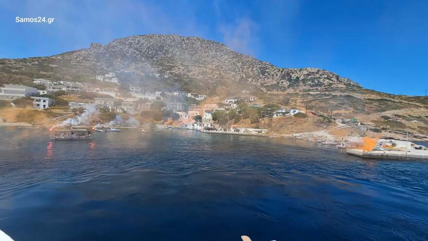 Με κόρνες πλοίων και καπνογόνα το τελευταίο «αντίο» στον δήμαρχο Φούρνων Κορσεών, δείτε βίντεο και φωτογραφίες