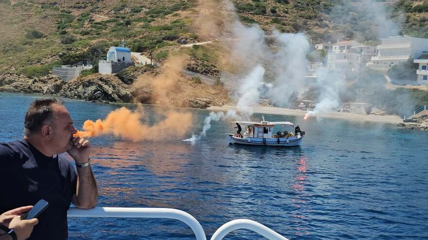 Με κόρνες πλοίων και καπνογόνα το τελευταίο «αντίο» στον δήμαρχο Φούρνων Κορσεών, δείτε βίντεο και φωτογραφίες