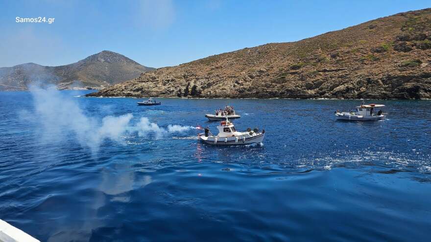 Με κόρνες πλοίων και καπνογόνα το τελευταίο «αντίο» στον δήμαρχο Φούρνων Κορσεών, δείτε βίντεο και φωτογραφίες