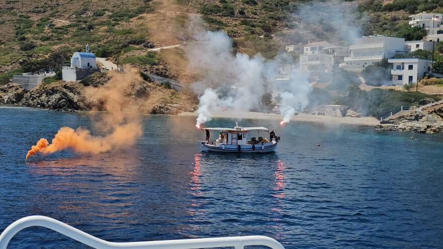 Με κόρνες πλοίων και καπνογόνα το τελευταίο «αντίο» στον δήμαρχο Φούρνων Κορσεών, δείτε βίντεο και φωτογραφίες
