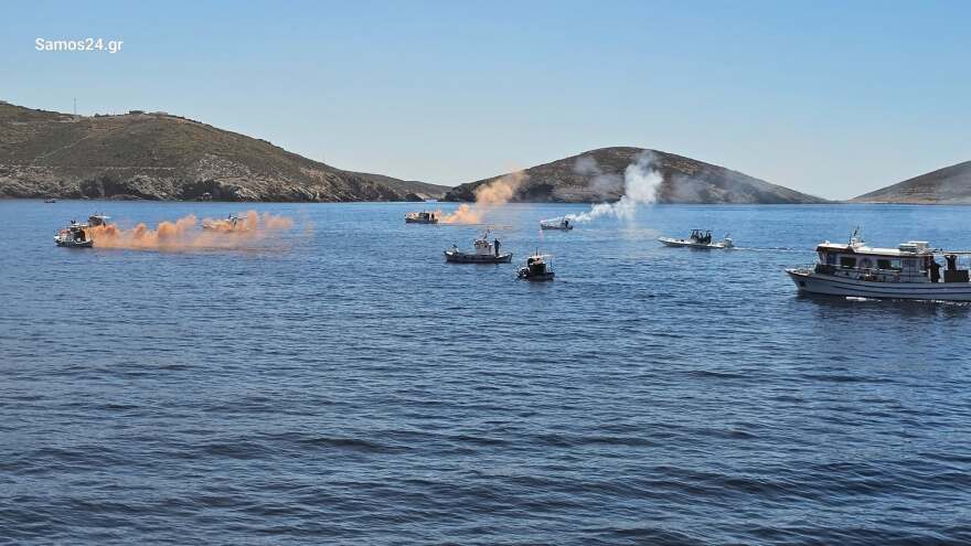 Με κόρνες πλοίων και καπνογόνα το τελευταίο «αντίο» στον δήμαρχο Φούρνων Κορσεών, δείτε βίντεο και φωτογραφίες