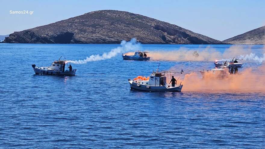 Με κόρνες πλοίων και καπνογόνα το τελευταίο «αντίο» στον δήμαρχο Φούρνων Κορσεών, δείτε βίντεο και φωτογραφίες