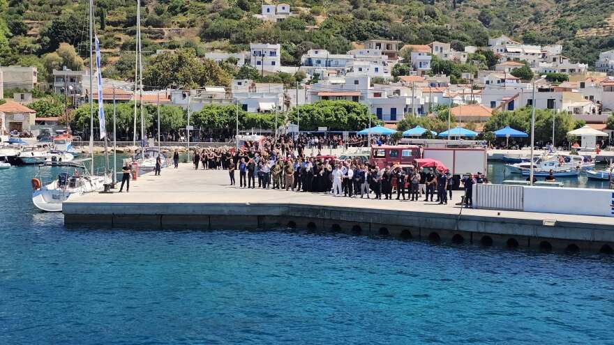 Με κόρνες πλοίων και καπνογόνα το τελευταίο «αντίο» στον δήμαρχο Φούρνων Κορσεών, δείτε βίντεο και φωτογραφίες