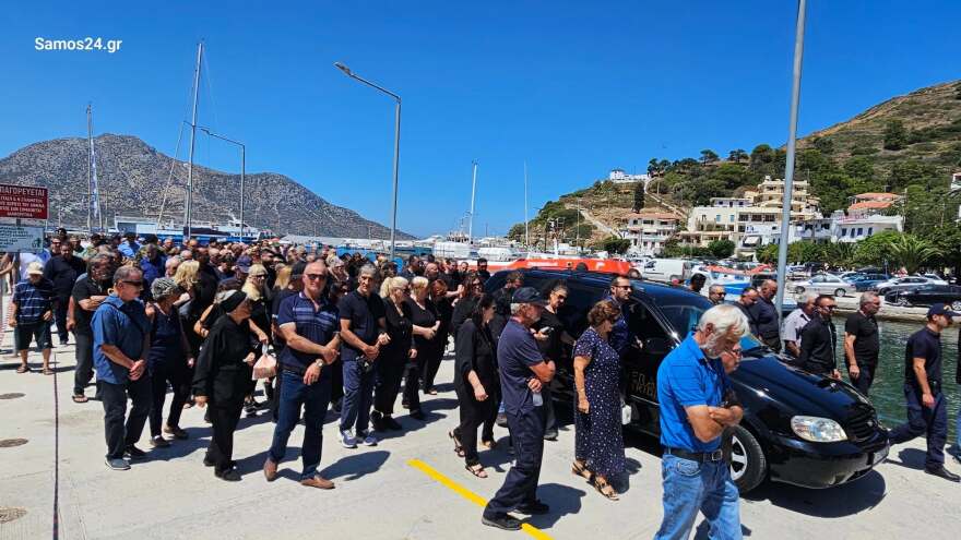 Με κόρνες πλοίων και καπνογόνα το τελευταίο «αντίο» στον δήμαρχο Φούρνων Κορσεών, δείτε βίντεο και φωτογραφίες