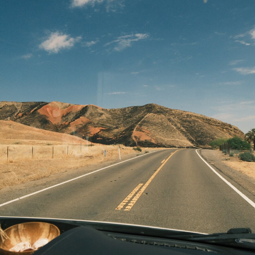 Η Αμπρόσιο και ο Πάλμερ έκαναν road trip στην Καλιφόρνια μετά την αποκάλυψη για αρραβώνα τους, το φιλί με θέα και οι πόζες με μαγιό