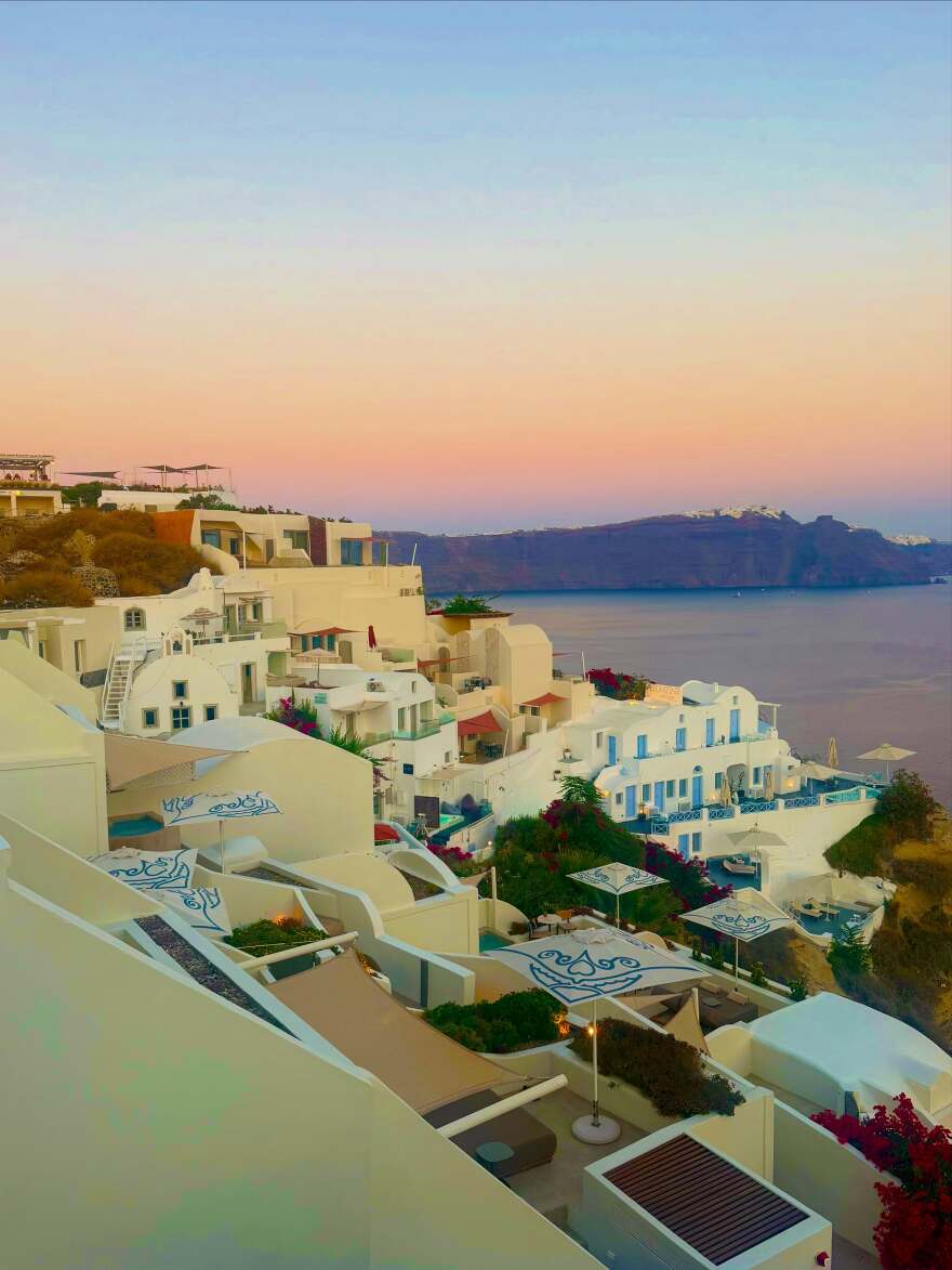 Η Πάρις Χίλτον έκανε διακοπές στην Ελλάδα με την οικογένειά της, οι φωτογραφίες από τη Σαντορίνη