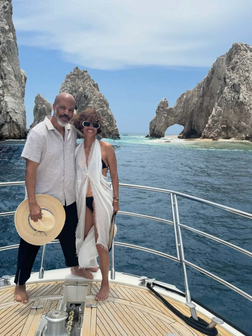 Το φωτογραφικό άλμπουμ από τα 60ά γενέθλια της Χάλι Μπέρι: Τα στιγμιότυπα με τον σύντροφό της και οι αγκαλιές 