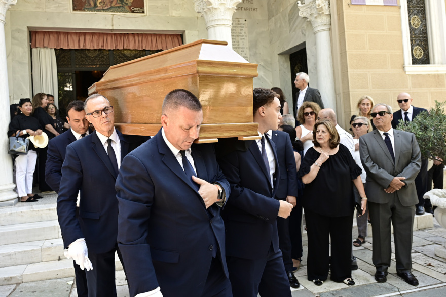 Το τελευταίο «αντίο» στον Στέφανο Μάνο, ποιοι έδωσαν το παρών στην κηδεία του - Δείτε φωτογραφίες