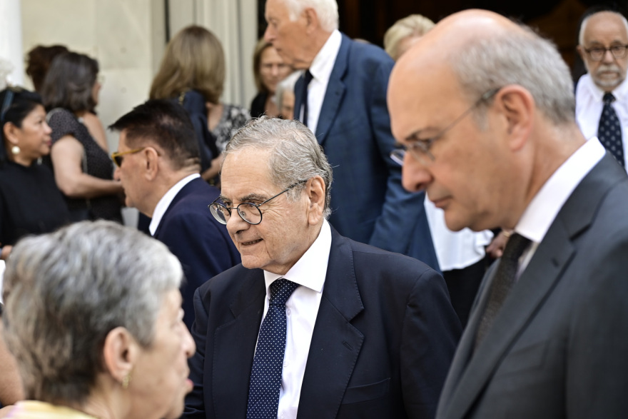 Το τελευταίο «αντίο» στον Στέφανο Μάνο, ποιοι έδωσαν το παρών στην κηδεία του - Δείτε φωτογραφίες
