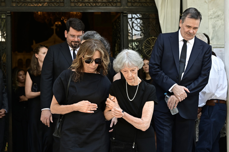 Το τελευταίο «αντίο» στον Στέφανο Μάνο, ποιοι έδωσαν το παρών στην κηδεία του - Δείτε φωτογραφίες