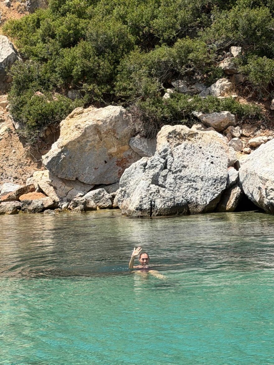 Διακοπές στην Ελλάδα έκανε η διευθύντρια δημοσίων σχέσεων της του Dior Couture λίγο πριν το θανατηφόρο τροχαίο της - Οι φωτογραφίες από την Πάτμο