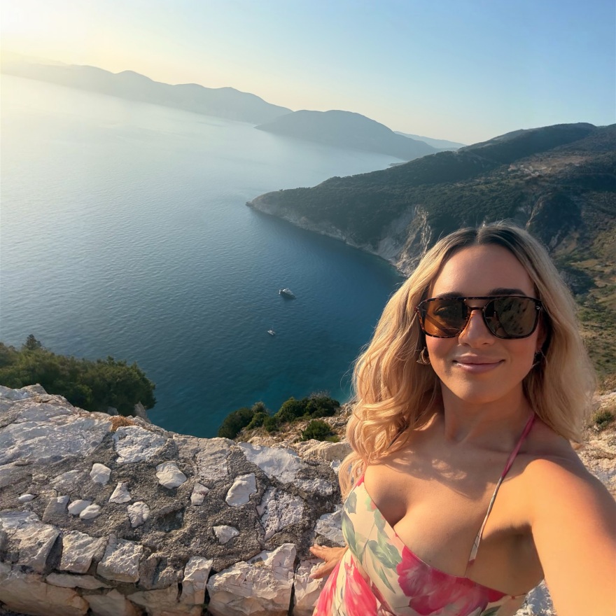 Η Καλομοίρα έκανε διακοπές στην Κεφαλονιά: Το γλέντι με τον Κωνσταντίνο Αργυρό και τα θαλάσσια σπορ με τα παιδιά της
