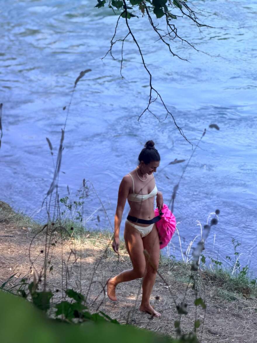 Η Αναστασία Παντούση κολύμπησε στον ποταμό Άαρ: Είπα να συνοδεύσω τους εργαζομένους της Βέρνης από τη δουλειά προς το σπίτι