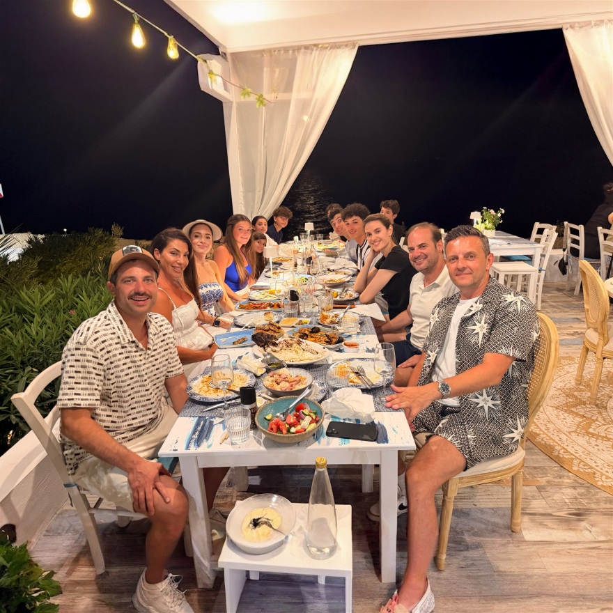 Η Καλομοίρα έκανε διακοπές στην Κεφαλονιά: Το γλέντι με τον Κωνσταντίνο Αργυρό και τα θαλάσσια σπορ με τα παιδιά της