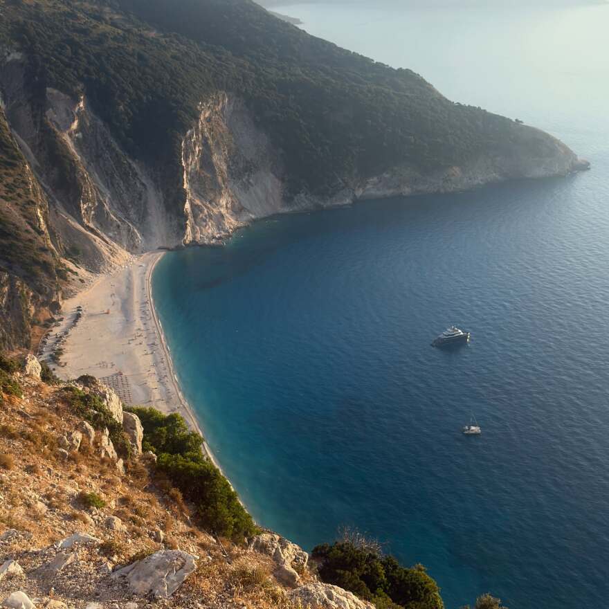Η Καλομοίρα έκανε διακοπές στην Κεφαλονιά: Το γλέντι με τον Κωνσταντίνο Αργυρό και τα θαλάσσια σπορ με τα παιδιά της