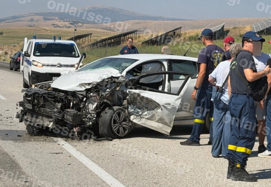Τροχαίο έξω από τη Λάρισα: Άμορφη μάζα σιδερικών έγινε ΙΧ μετά τη σύγκρουση με φορτηγό, δείτε φωτογραφίες