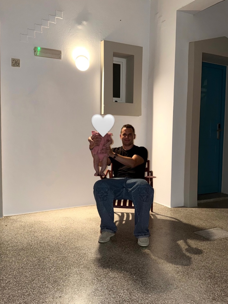 Η Κατερίνα Καινούργιου πόζαρε με μαγιό στα Χανιά, τα τρυφερά στιγμιότυπα με τον Παναγιώτη Κουτσουμπή και την κόρη τους