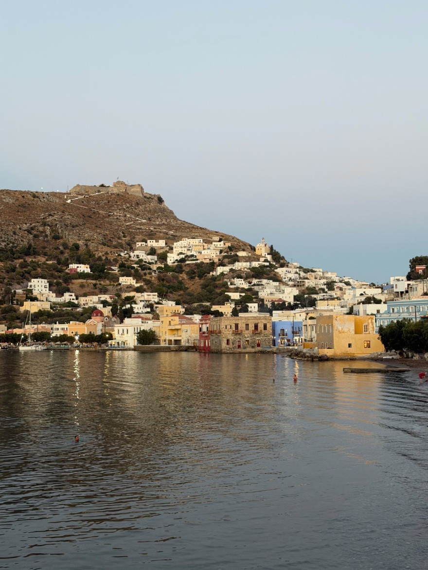 Η βουτιά της Ηλιάνας Παπαγεωργίου σε παραλία των Λειψών, η τρυφερή φωτογραφία με τον Γιάννη Καραβασάνη και η βόλτα στη Λέρο
