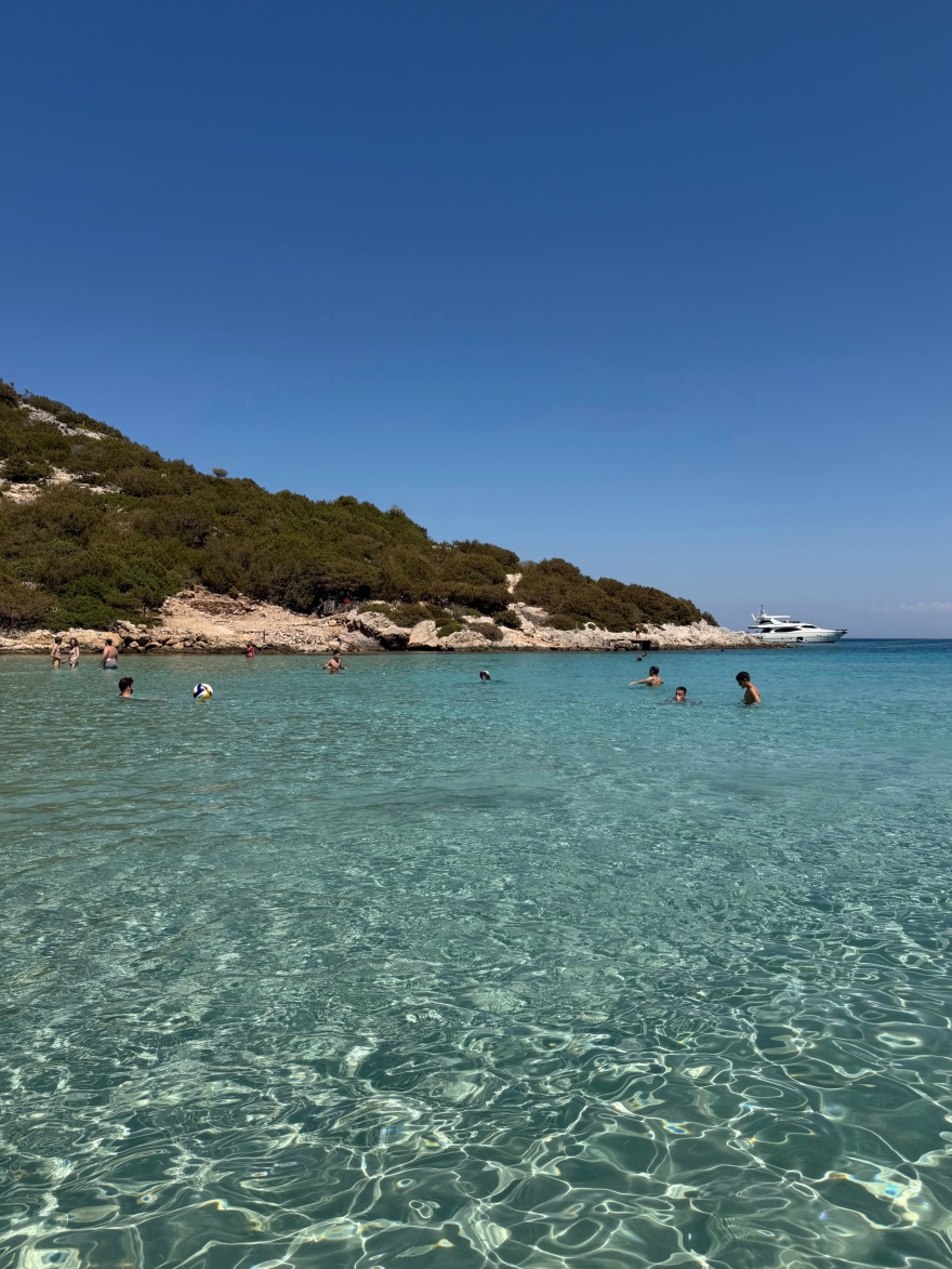 Η βουτιά της Ηλιάνας Παπαγεωργίου σε παραλία των Λειψών, η τρυφερή φωτογραφία με τον Γιάννη Καραβασάνη και η βόλτα στη Λέρο