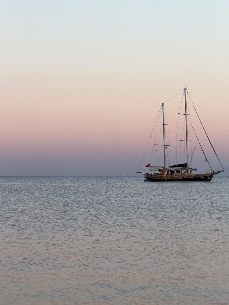 Η βουτιά της Ηλιάνας Παπαγεωργίου σε παραλία των Λειψών, η τρυφερή φωτογραφία με τον Γιάννη Καραβασάνη και η βόλτα στη Λέρο