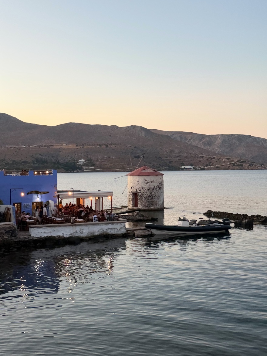 Η βουτιά της Ηλιάνας Παπαγεωργίου σε παραλία των Λειψών, η τρυφερή φωτογραφία με τον Γιάννη Καραβασάνη και η βόλτα στη Λέρο
